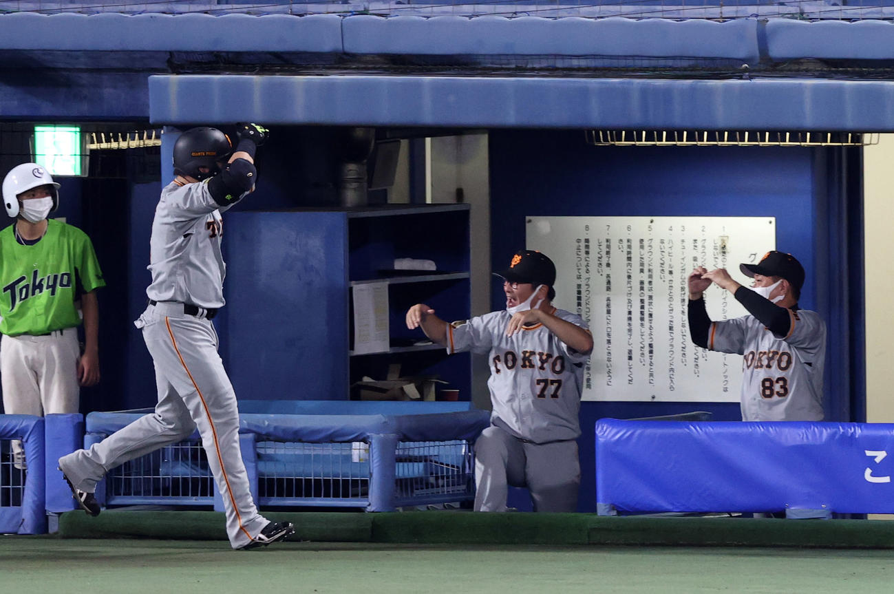 ヤクルト対巨人　6回表巨人無死三塁、2点本塁打を放った丸（左）を丸ポーズで迎える原監督（右）。中央は元木ヘッドコーチ（撮影・狩俣裕三）