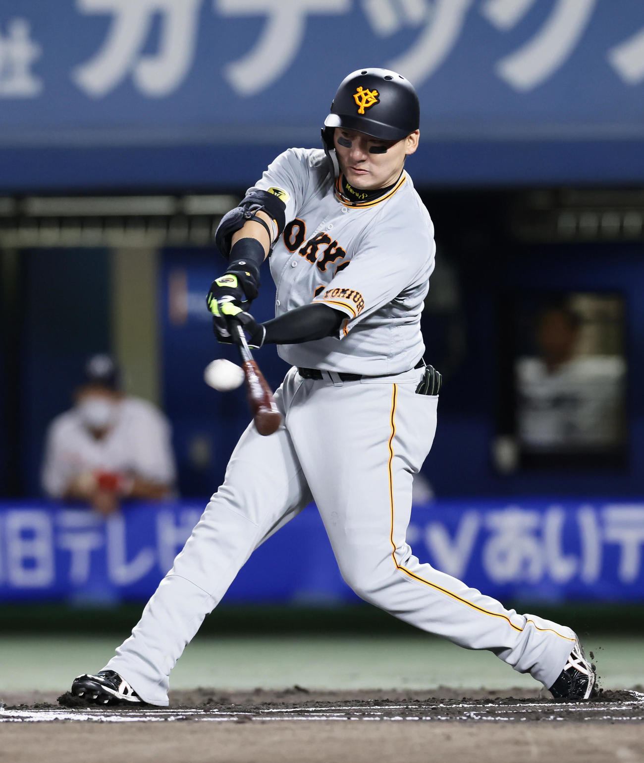 ヤクルト対巨人　6回表巨人無死三塁、左中間へ2点本塁打を放つ丸（撮影・足立雅史）