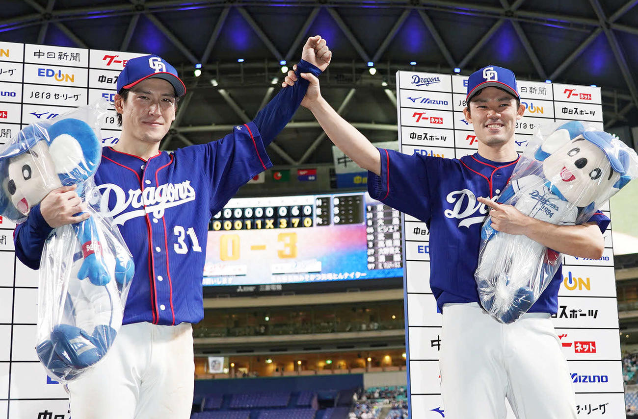 お立ち台でポーズを決める渡辺（左）と福谷（撮影・森本幸一）