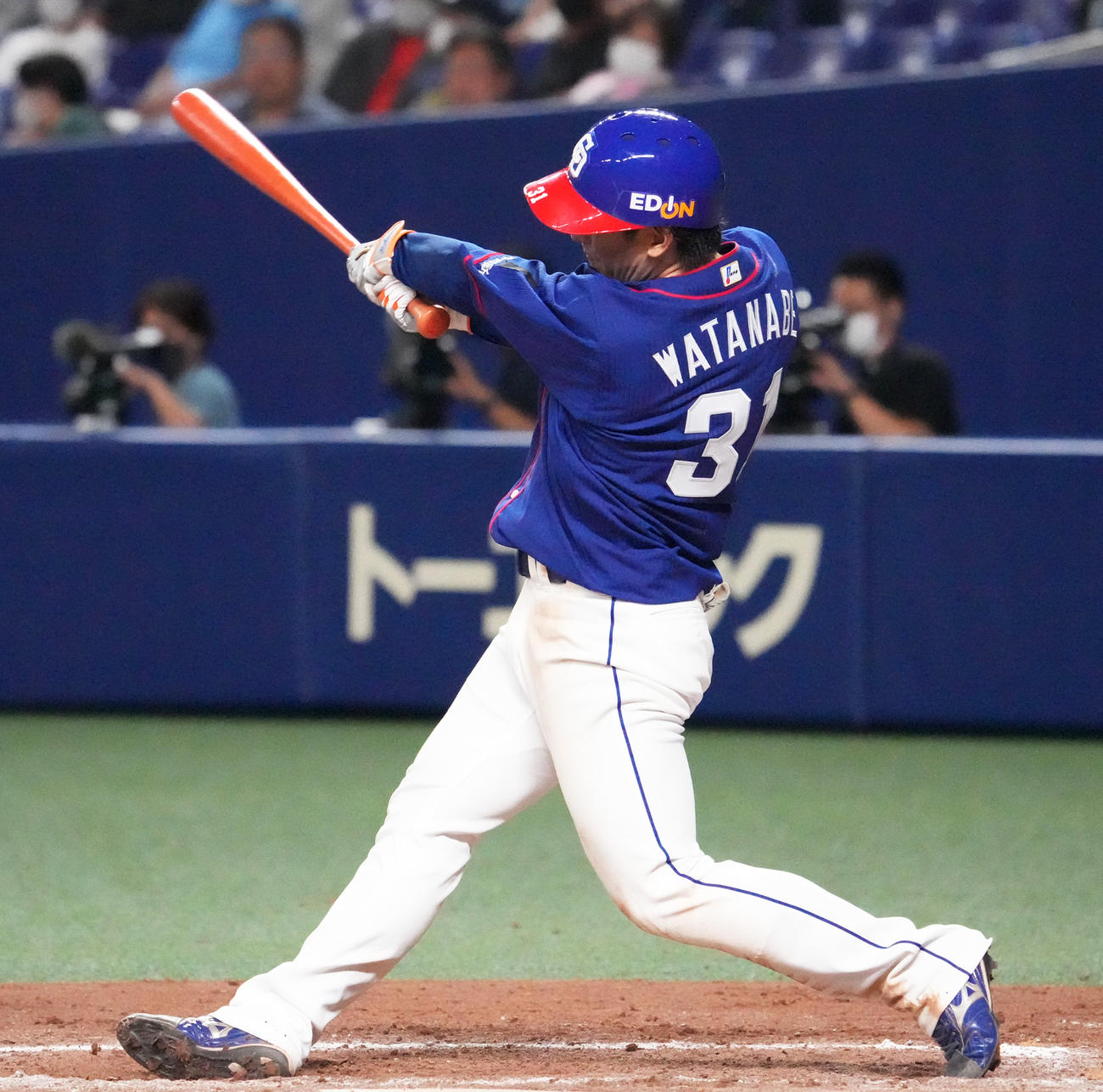 8回裏中日無死、右越え本塁打を放つ渡辺（撮影・森本幸一）
