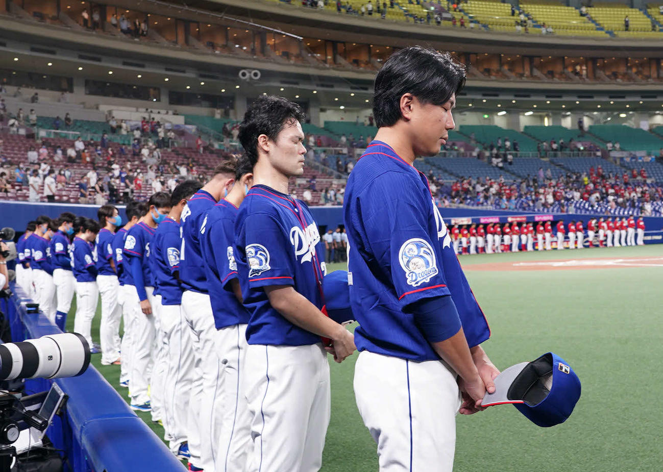 広島戦の試合前、木下雄介さんを偲び黙とうする中日ナイン（撮影・森本幸一）