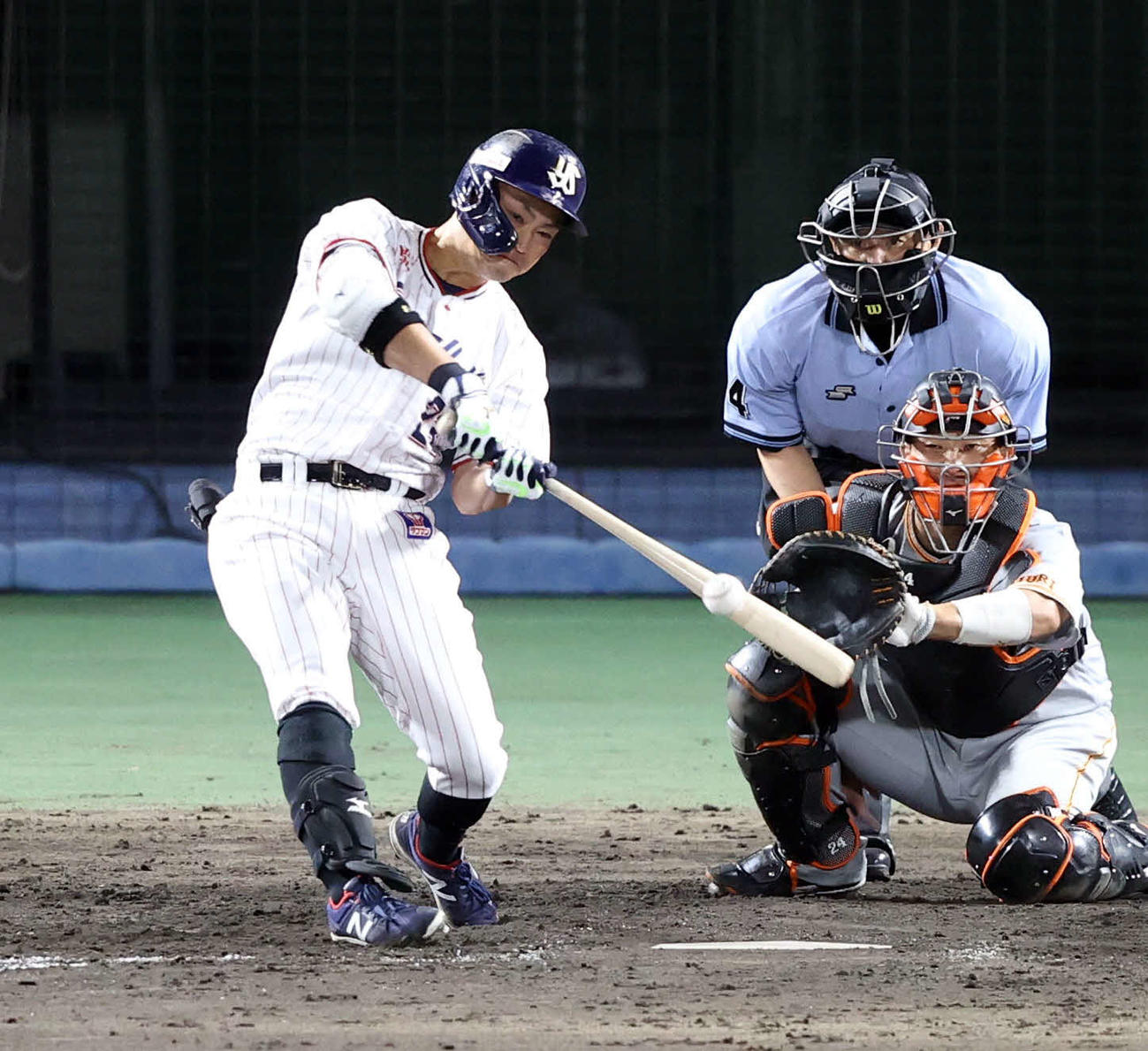 ヤクルト対巨人　6回裏ヤクルト1死満塁、適時打を放つ青木（撮影・狩俣裕三）