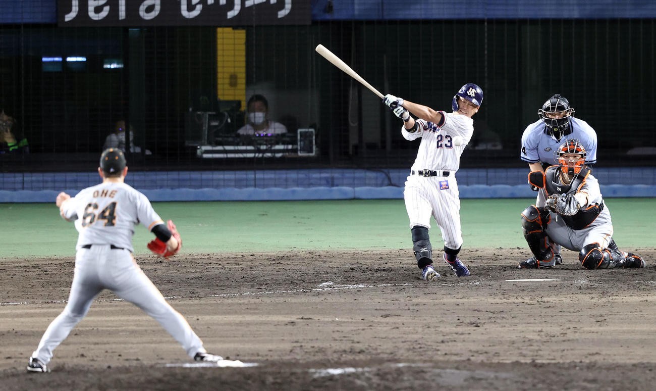 ヤクルト対巨人　6回裏ヤクルト1死満塁、適時打を放つ青木。投手大江（撮影・狩俣裕三）