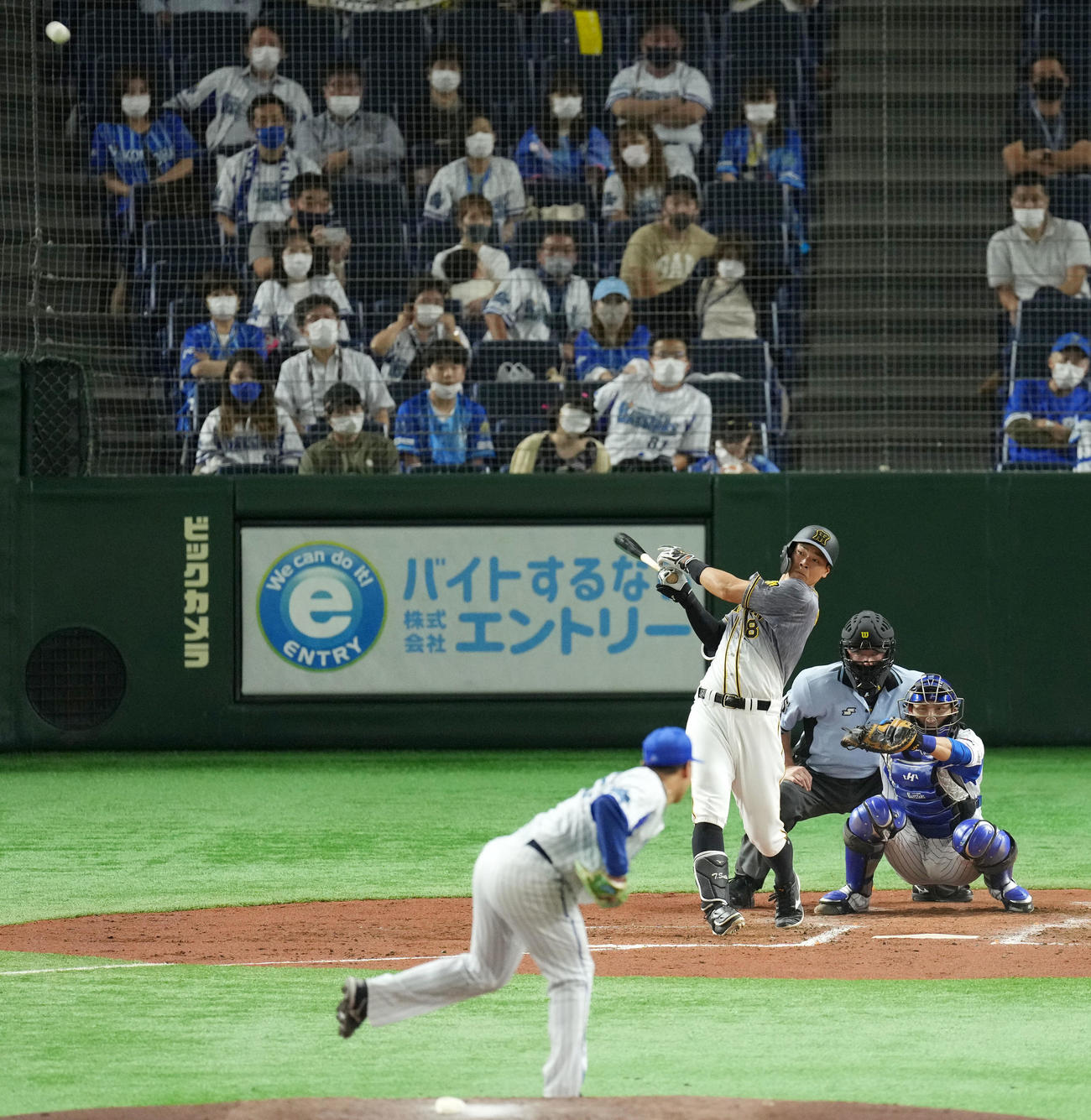 DeNA対阪神　3回表阪神1死、右越え本塁打を放つ佐藤輝（撮影・横山健太）