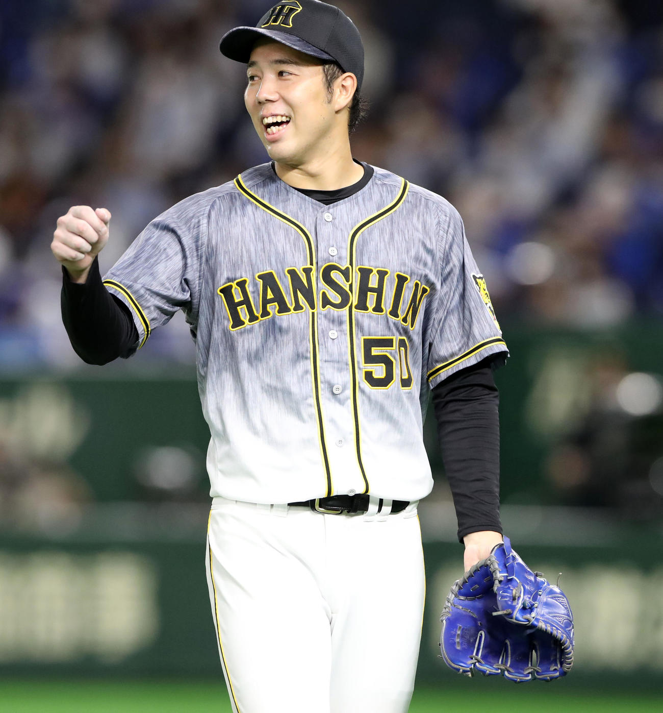 DeNA対阪神　6回裏DeNA2死一、二塁、青柳は桑原を遊ゴロに仕留め笑顔でタッチする（撮影・加藤哉）