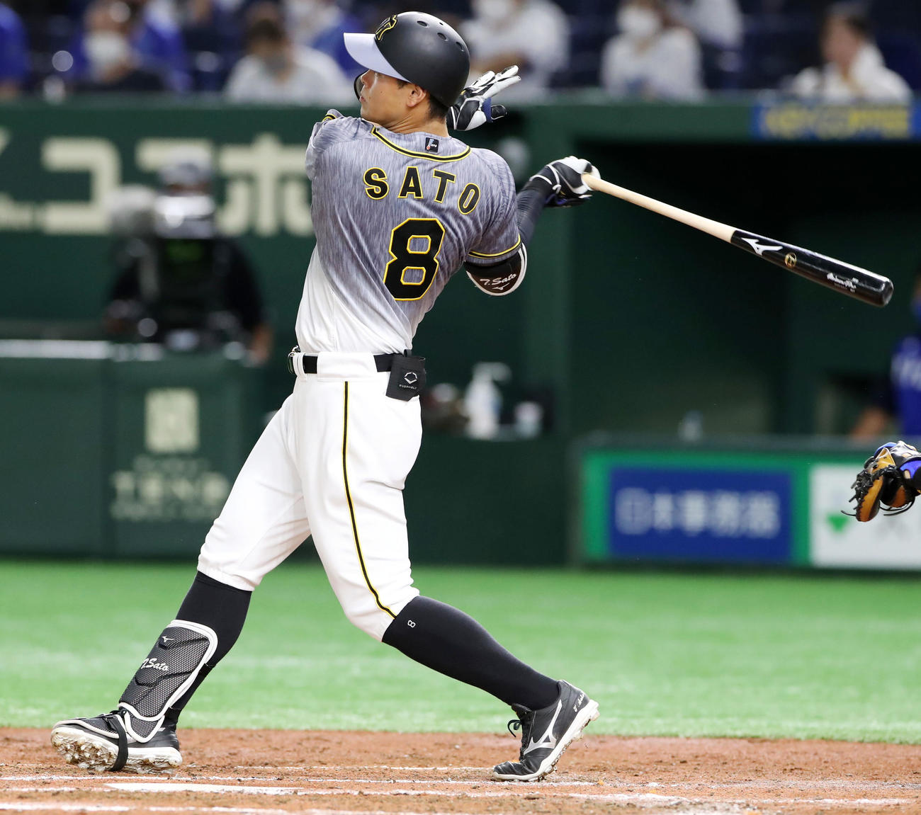 DeNA対阪神　3回表阪神1死、佐藤輝は右越え本塁打を放つ（撮影・加藤哉）