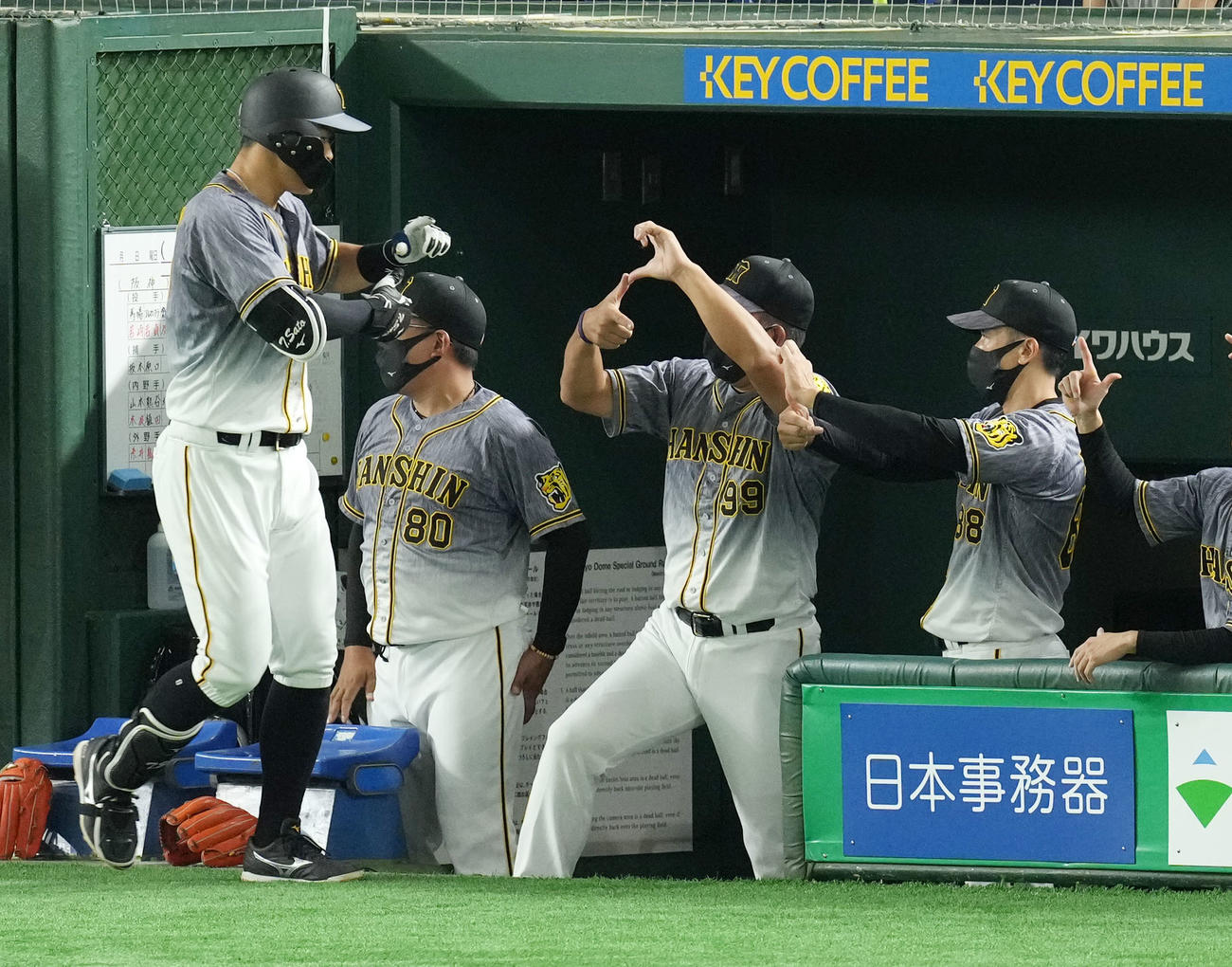 DeNA対阪神　3回表阪神1死、右越え本塁打を放った佐藤輝（左）をZポーズで迎える矢野監督（右）（撮影・横山健太）