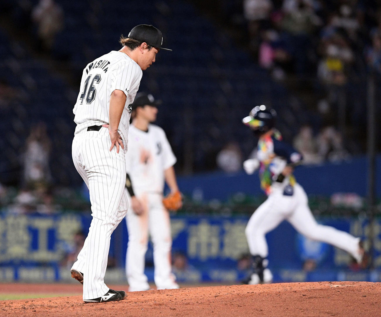 ロッテ対西武　5回表西武無死一塁、外崎（奥）に2点本塁打を浴びる岩下（撮影・滝沢徹郎）