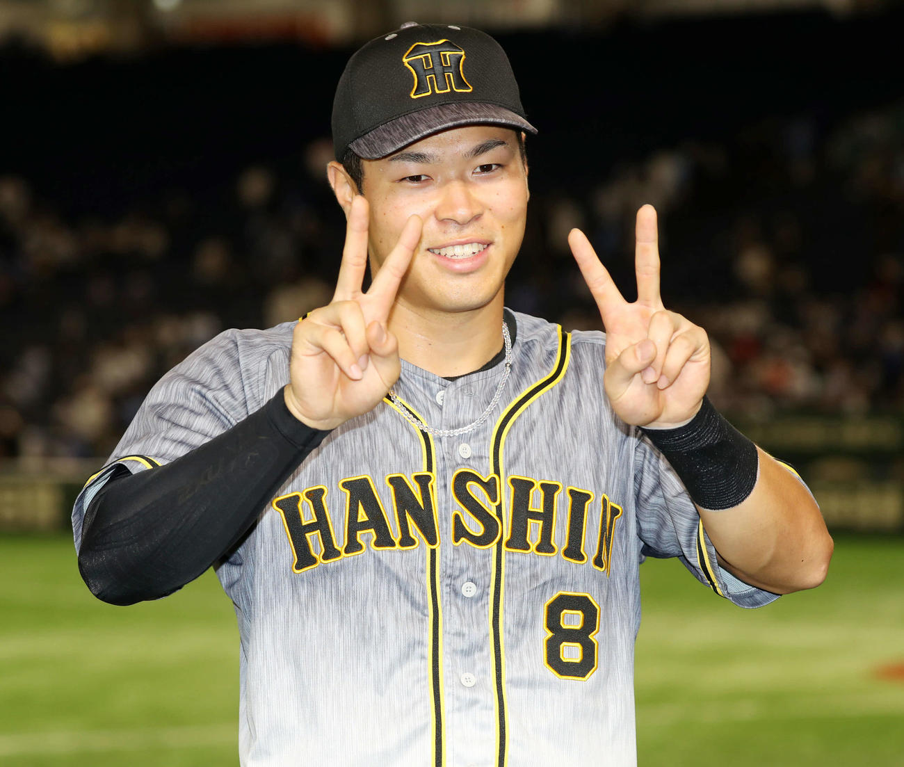 DeNA対阪神　佐藤輝は球団新人本塁打記録に並び、22ポーズで笑顔を見せる（撮影・加藤哉）