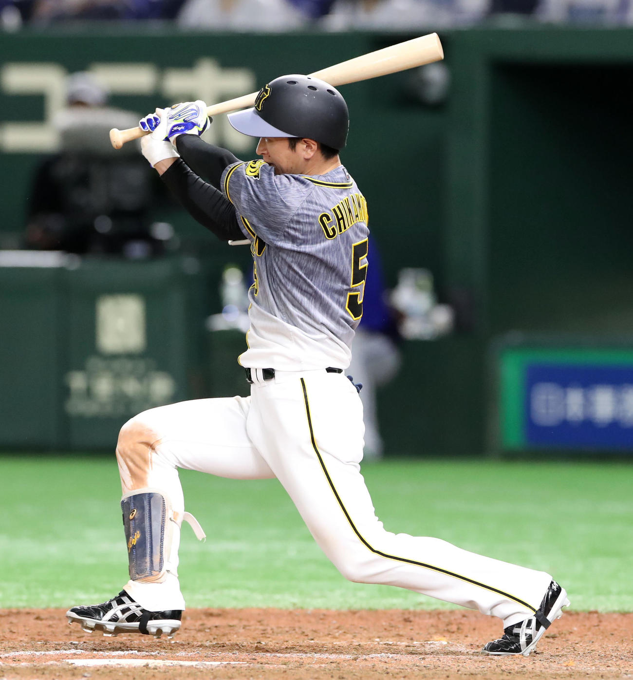 DeNA対阪神　8回表阪神1死一、三塁、近本は右越え適時二塁打を放つ（撮影・加藤哉）