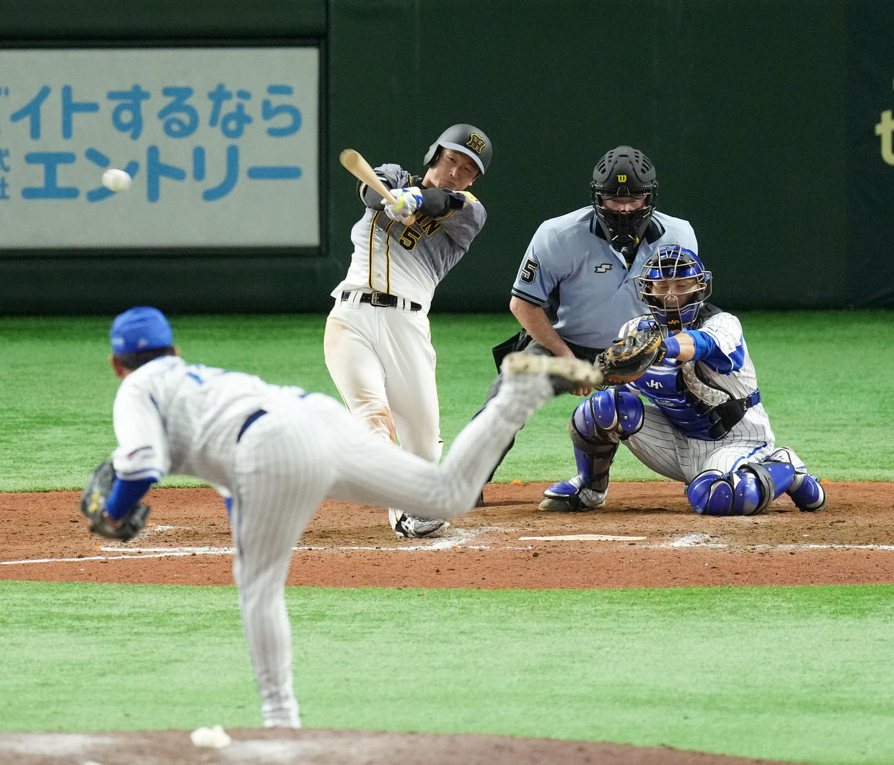 DeNA対阪神　8回表阪神1死一、三塁、右翼線へ2点適時二塁打を放つ近本（撮影・横山健太）