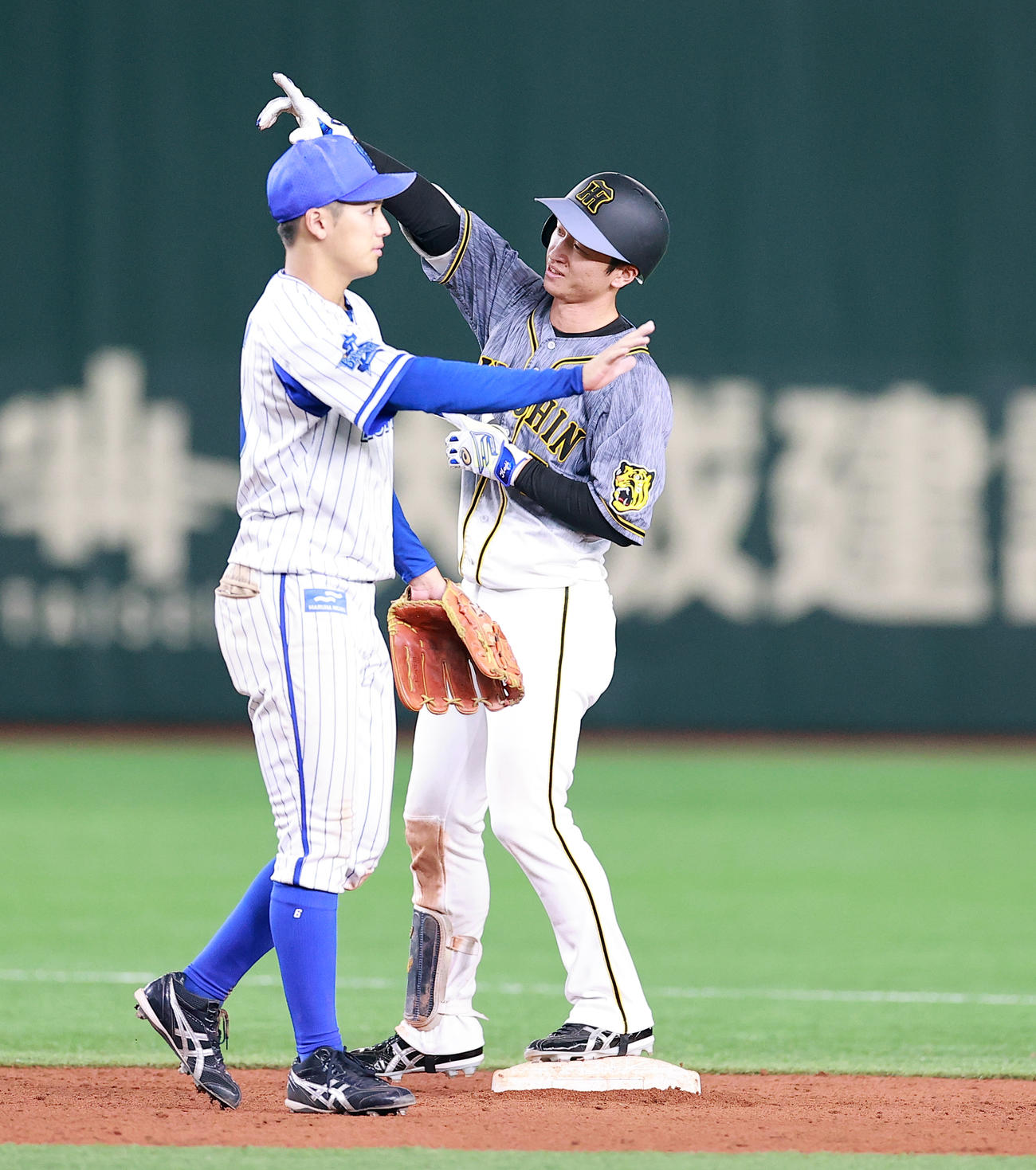 DeNA対阪神　8回表阪神1死一、三塁、近本は2点適時二塁打を放ちポーズを決める。手前は森（撮影・浅見桂子