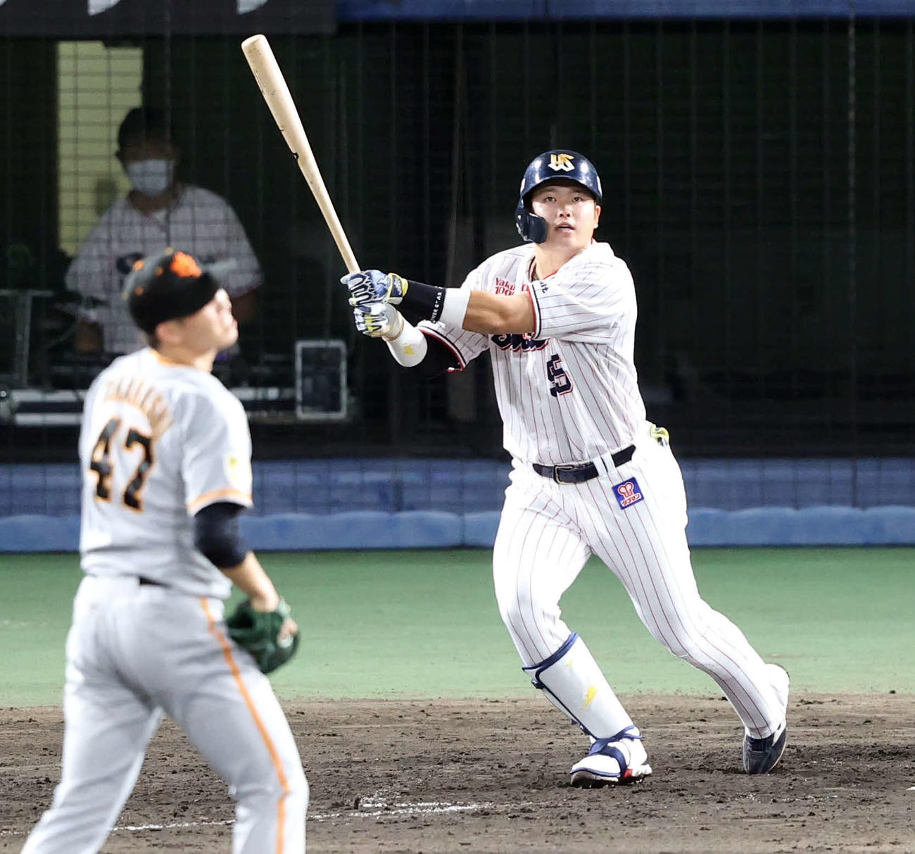 ヤクルト対巨人　4回裏ヤクルト無死、ソロ本塁打を放つ村上。投手高橋（撮影・狩俣裕三）