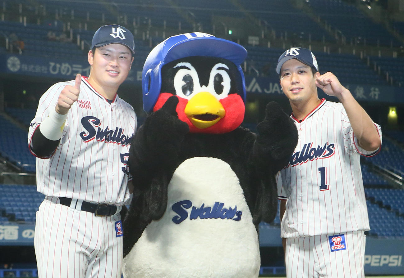 ヤクルト対巨人　つば九郎と笑顔を見せるヤクルトの村上（左）と山田（撮影・足立雅史）