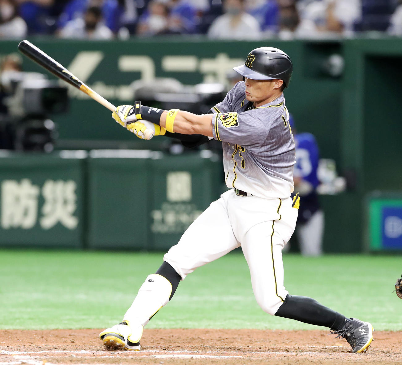 DeNA対阪神　8回表阪神1死一塁、代打糸井は右前打を放つ（撮影・加藤哉）