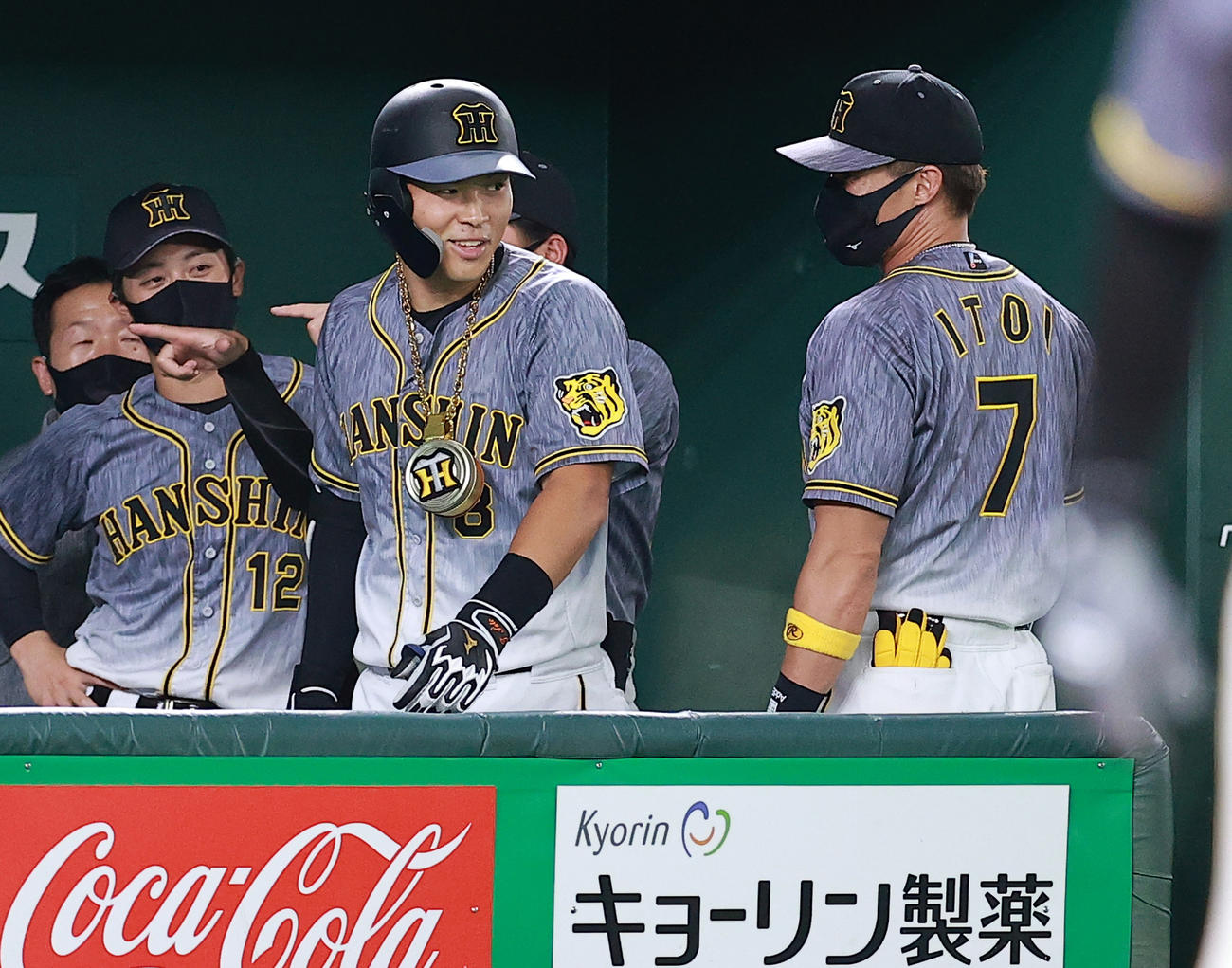 DeNA対阪神　3回表阪神1死、佐藤輝（左）は右越えソロ本塁打を放ちメダルをかけて笑顔。右は糸井（撮影・浅見桂子