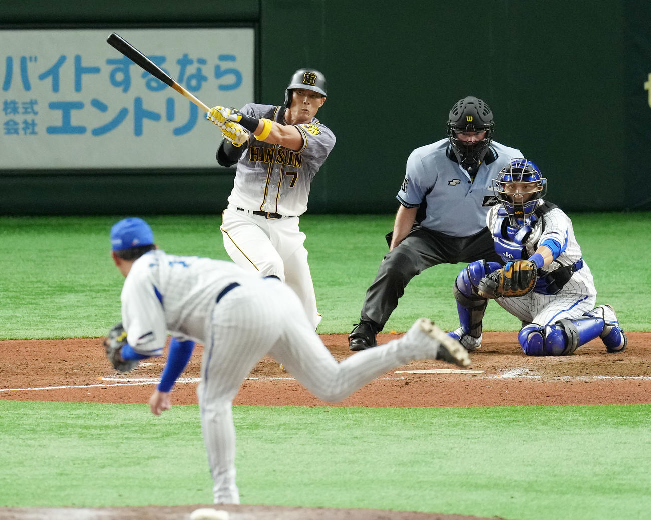 DeNA対阪神　8回表阪神1死一塁、右前打を放つ糸井（撮影・横山健太）