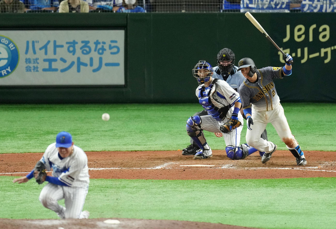 DeNA対阪神　8回表阪神1死三塁、中前適時打を放つ梅野（撮影・横山健太）