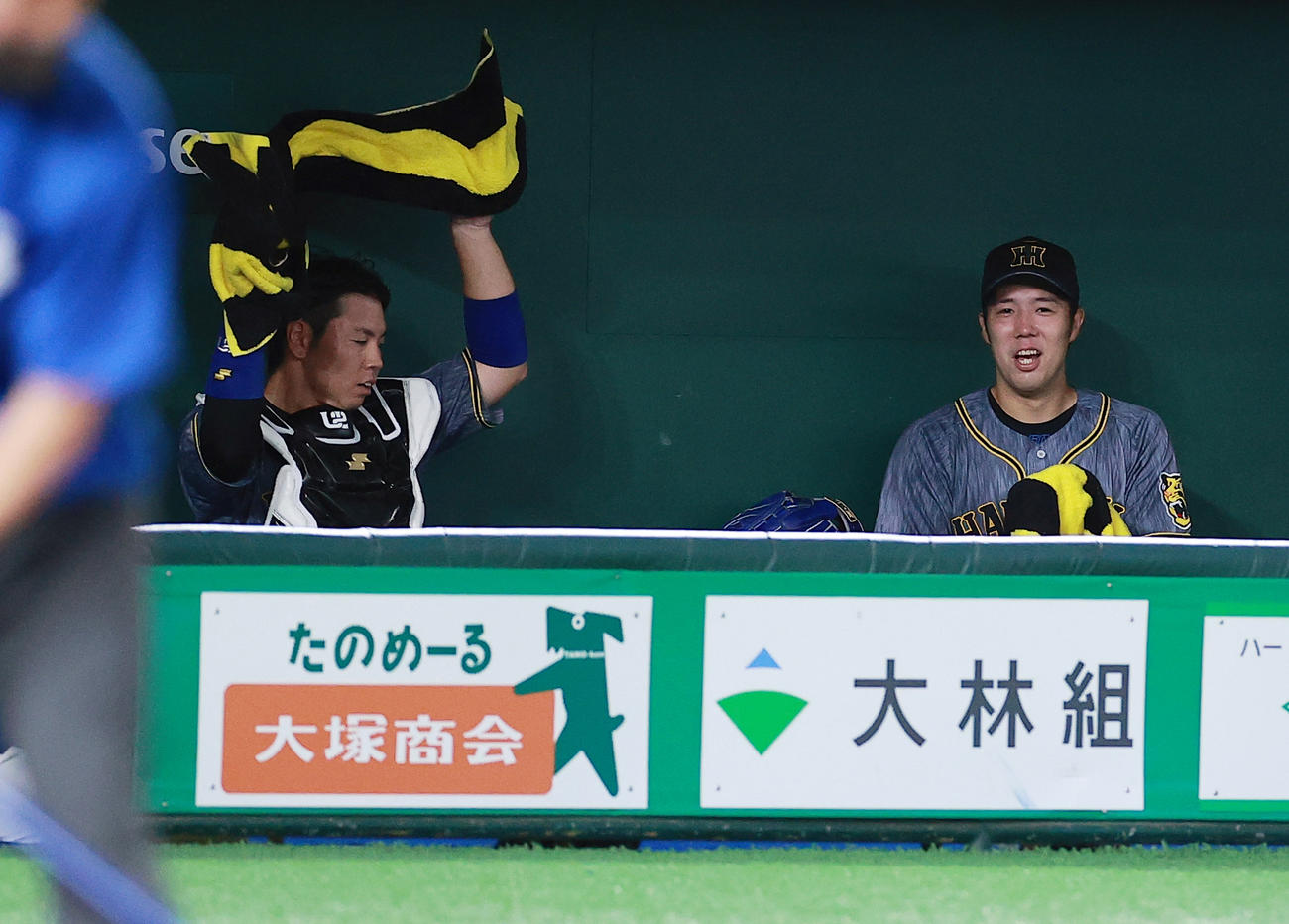 DeNA対阪神　5回裏DeNAの攻撃を抑えた青柳（右）はベンチで梅野と共にほっとした笑顔を見せる（撮影・浅見桂子