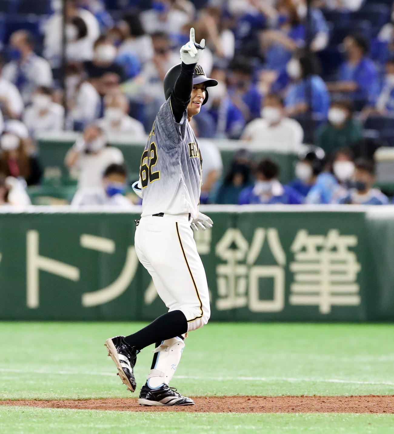 DeNA対阪神　9回表阪神1死、植田は左前打を放つ（撮影・加藤哉）