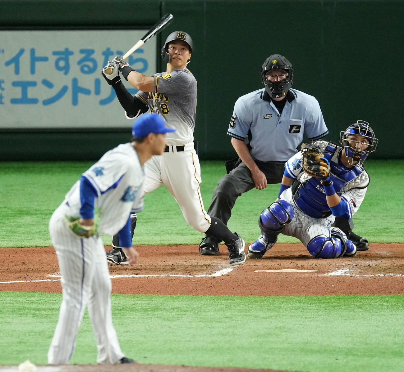 DeNA対阪神　6回表阪神無死、2打席連続となる中越え本塁打を放つ佐藤輝（撮影・横山健太）