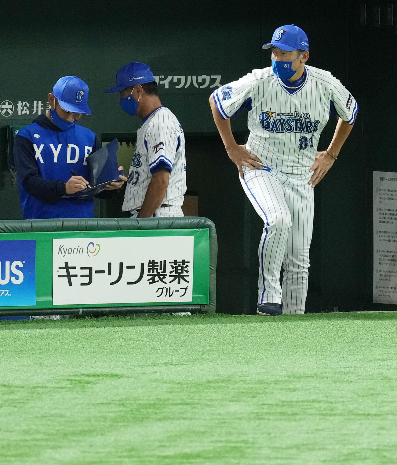 DeNA対阪神　試合に敗れあいさつへ向かうDeNA三浦監督（右）（撮影・横山健太）