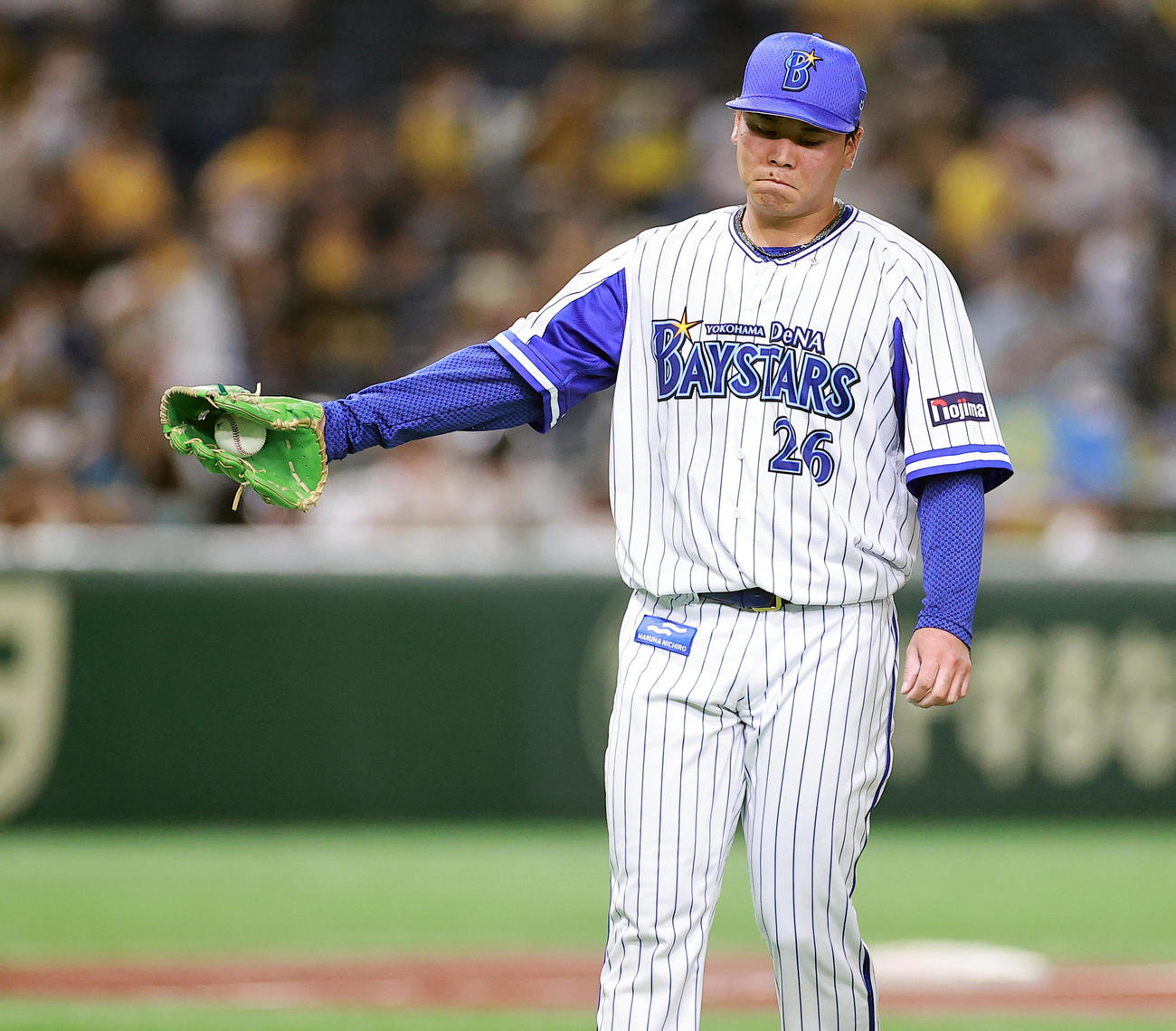 DeNA対阪神　2回表阪神2死、近本に四球を与え厳しい表情の浜口（撮影・浅見桂子