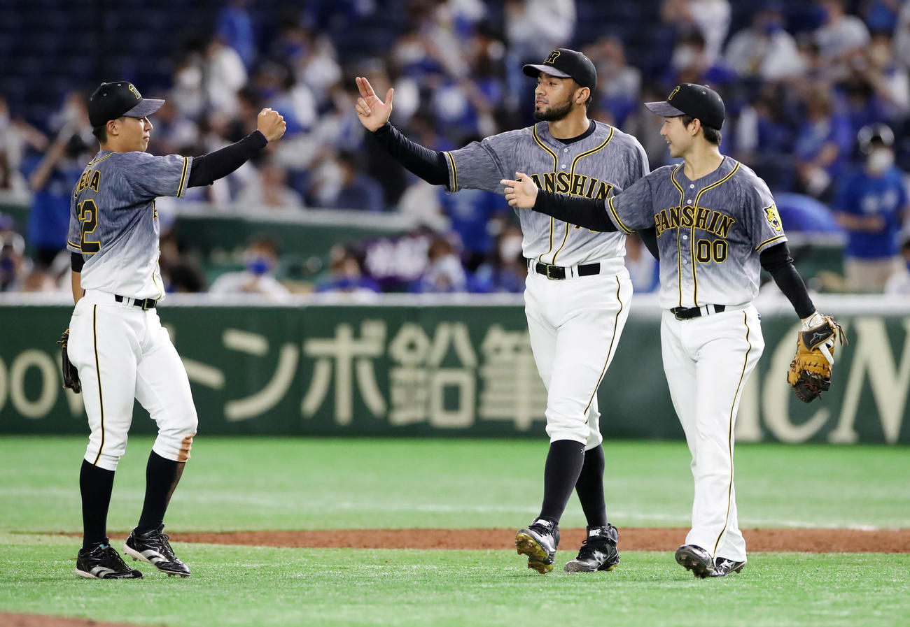 DeNA対阪神　DeNAに勝利しナインとエアタッチするスアレス（撮影・加藤哉）