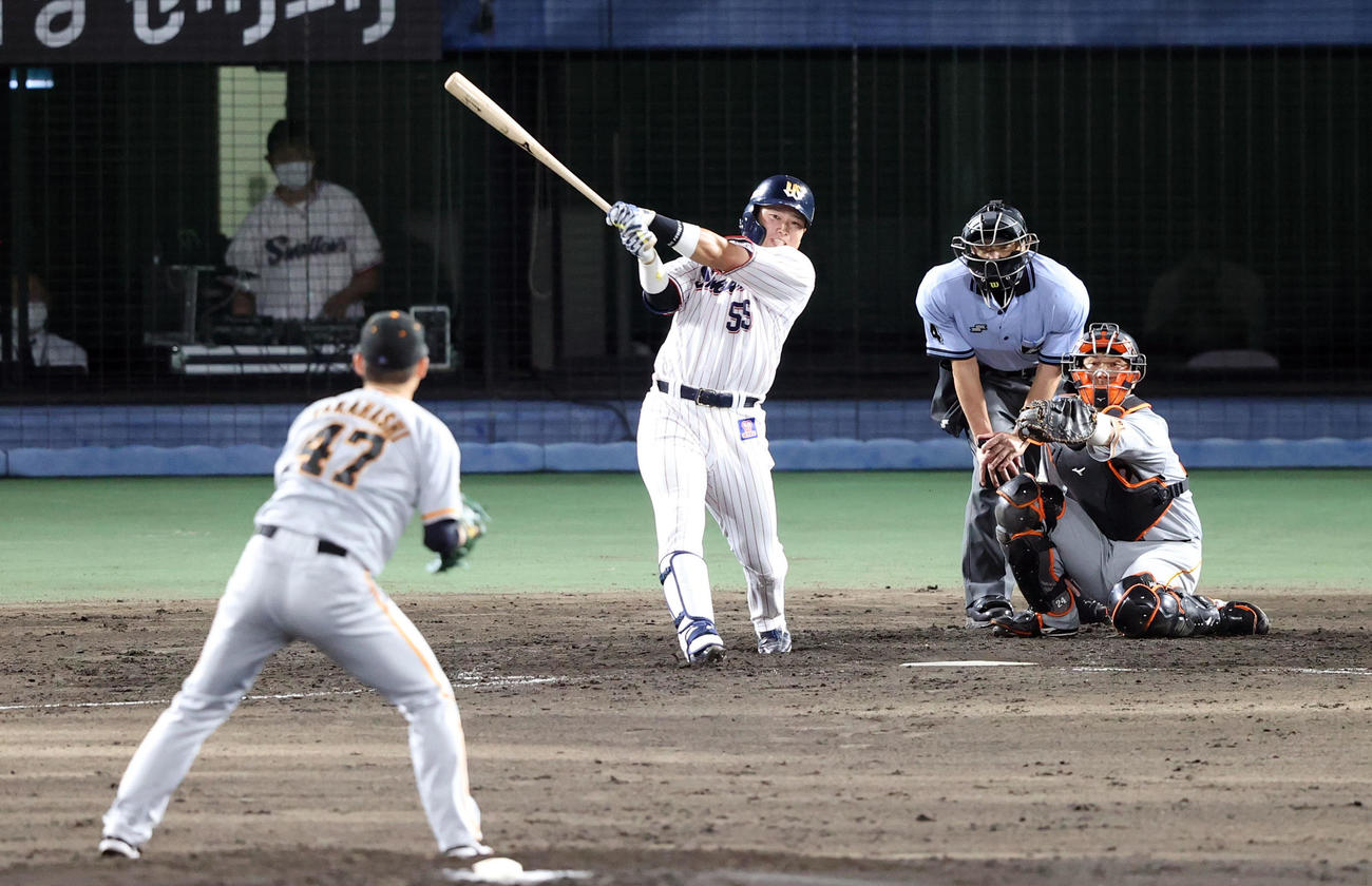 17日、ヤクルト対巨人　4回裏ヤクルト無死、ソロ本塁打を放つ村上