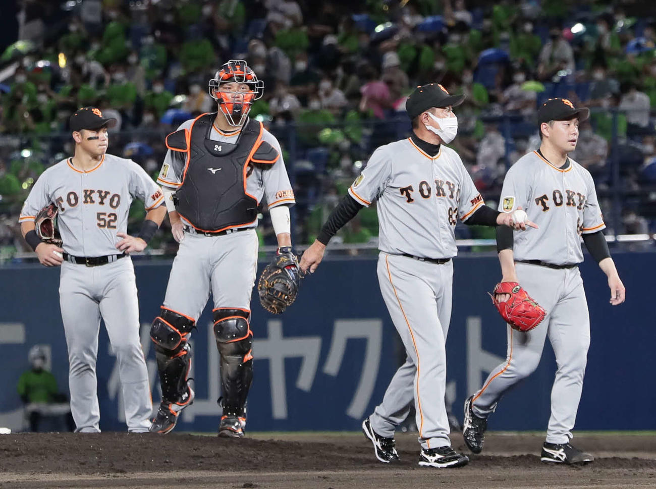 ヤクルト対巨人　6回、マウンドに足を運んだ原監督（右から2人目）は大江（右）の交代を告げてベンチに戻る（撮影・足立雅史）