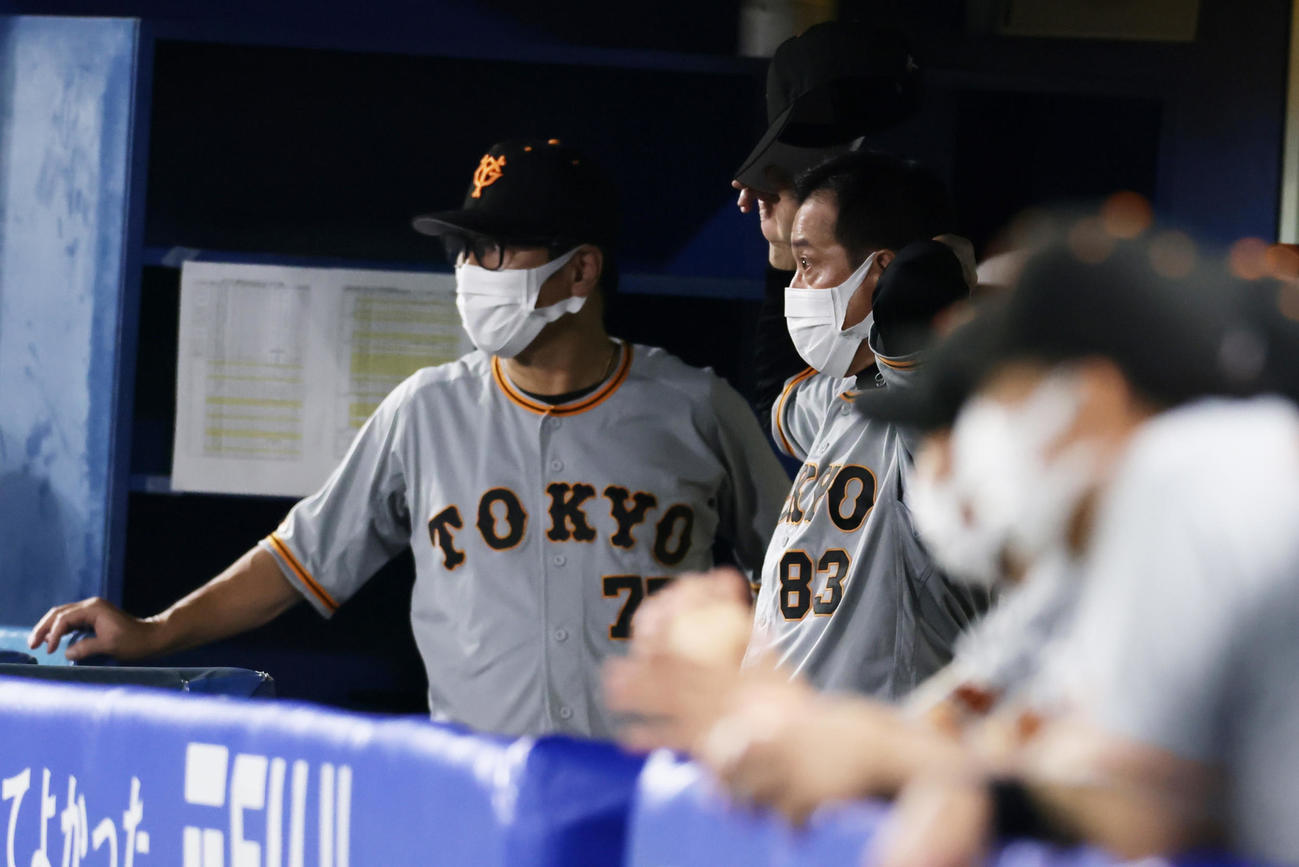 ヤクルト対巨人　ベンチで渋い顔を見せる巨人の原監督（右）と元木コーチ（撮影・足立雅史）