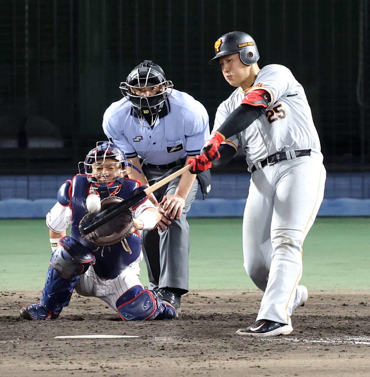 ヤクルト対巨人　8回表巨人1死、ソロ本塁打を放つ岡本和（撮影・狩俣裕三）