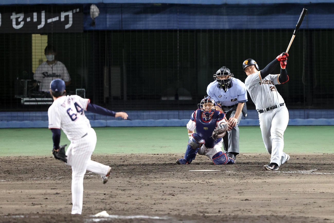 ヤクルト対巨人　8回表巨人1死、ソロ本塁打を放つ岡本和。投手大下（撮影・狩俣裕三）