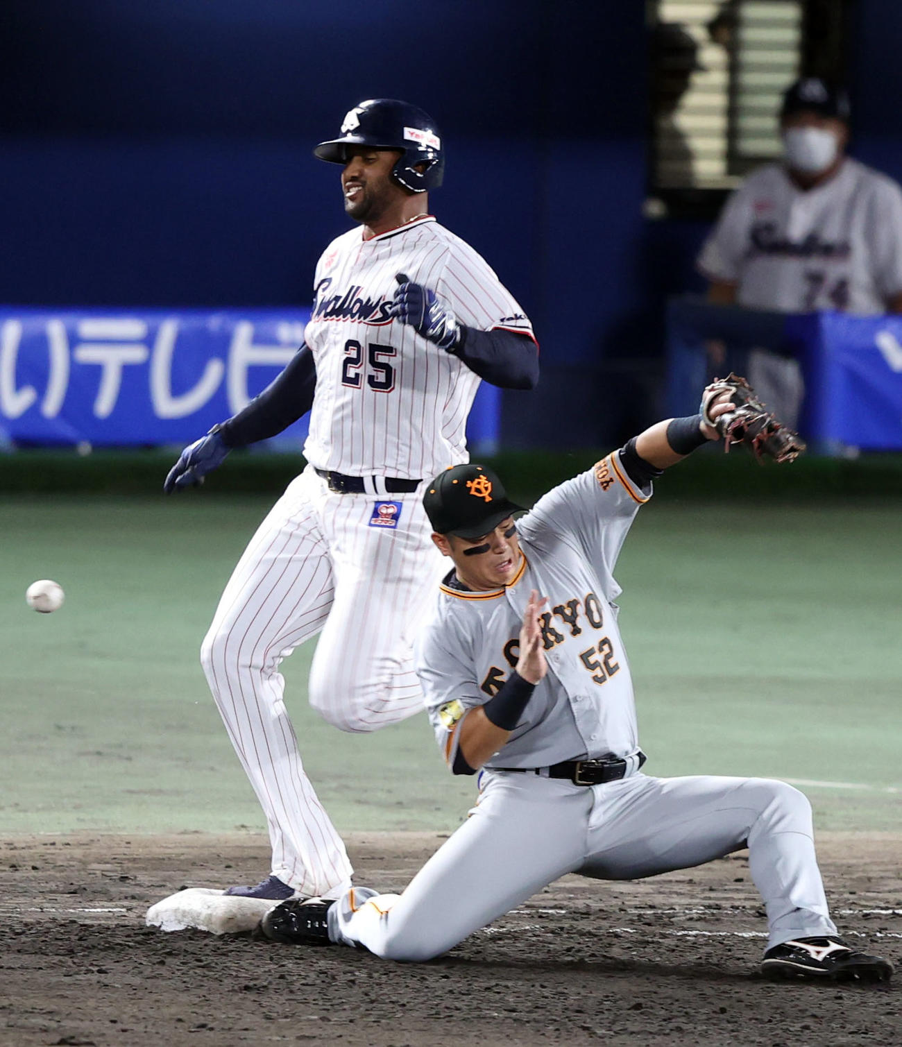 ヤクルト対巨人　6回裏ヤクルト1死一、三塁、岡本和の悪送球を捕り損ねる北村（右）。左は打者サンタナ（撮影・狩俣裕三）