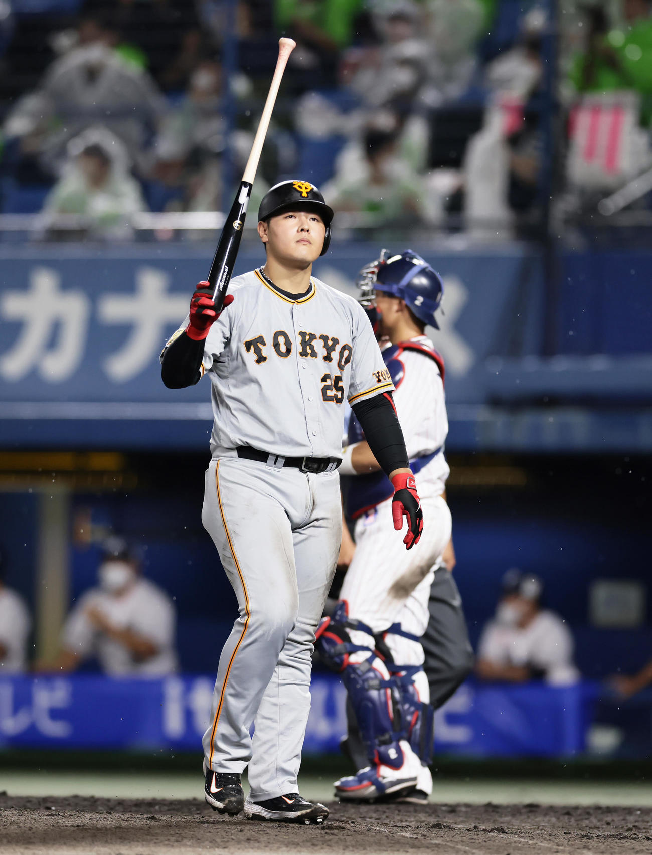 ヤクルト対巨人　4回表巨人1死、岡本和は一邪飛に倒れ悔しそうな表情を見せる（撮影・足立雅史）