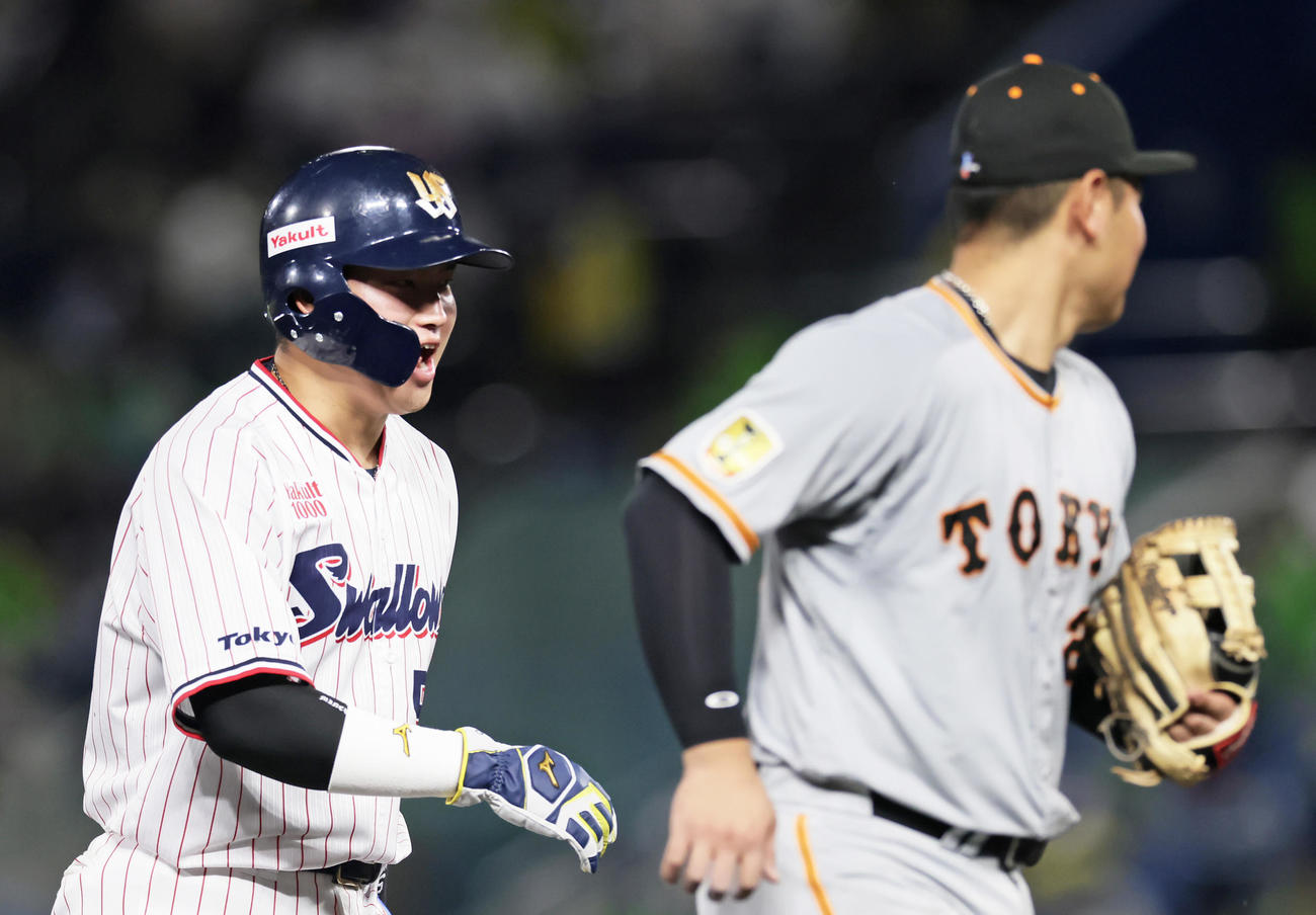 ヤクルト対巨人　試合中、会話を交わすヤクルト村上（左）と巨人岡本和（撮影・足立雅史）