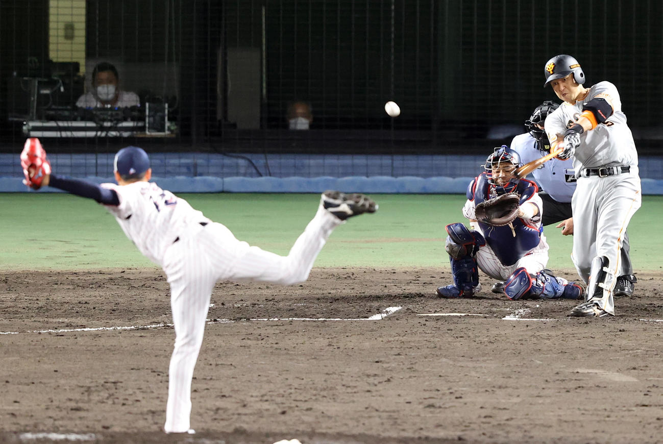 ヤクルト対巨人　7回表巨人1死二、三塁、2点適時打を放つ中島。投手石山（撮影・狩俣裕三）