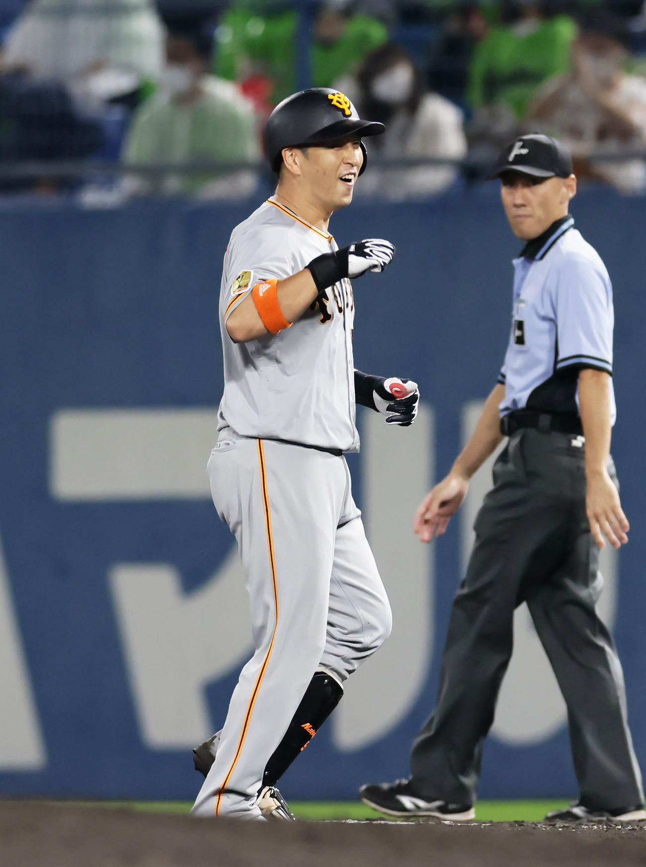 ヤクルト対巨人　7回表巨人1死二、三塁、中島は右前2点適時打を放ち笑顔を見せる（撮影・足立雅史）