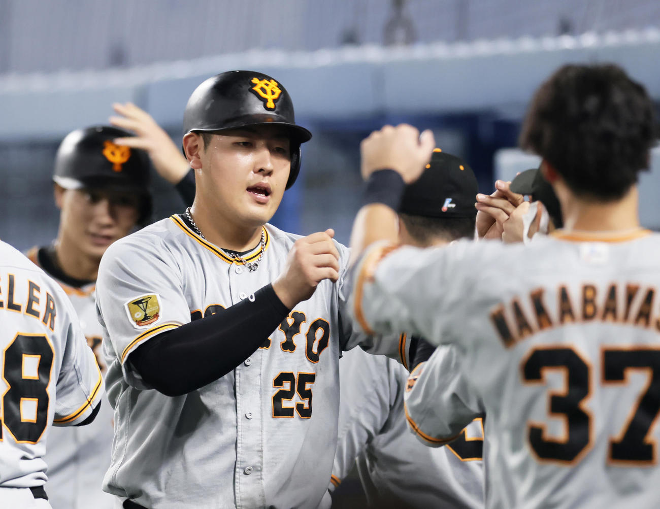 ヤクルト対巨人　7回表巨人1死二、三塁、中島の右前2点適時打で生還しタッチを交わす岡本和（中央）（撮影・足立雅史）