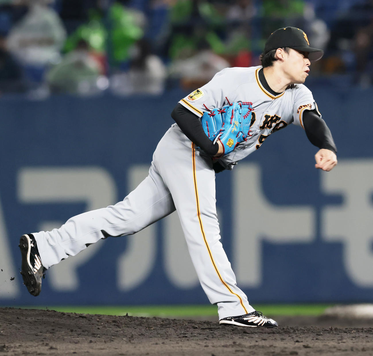 ヤクルト対巨人　巨人4番手の高梨（撮影・足立雅史）