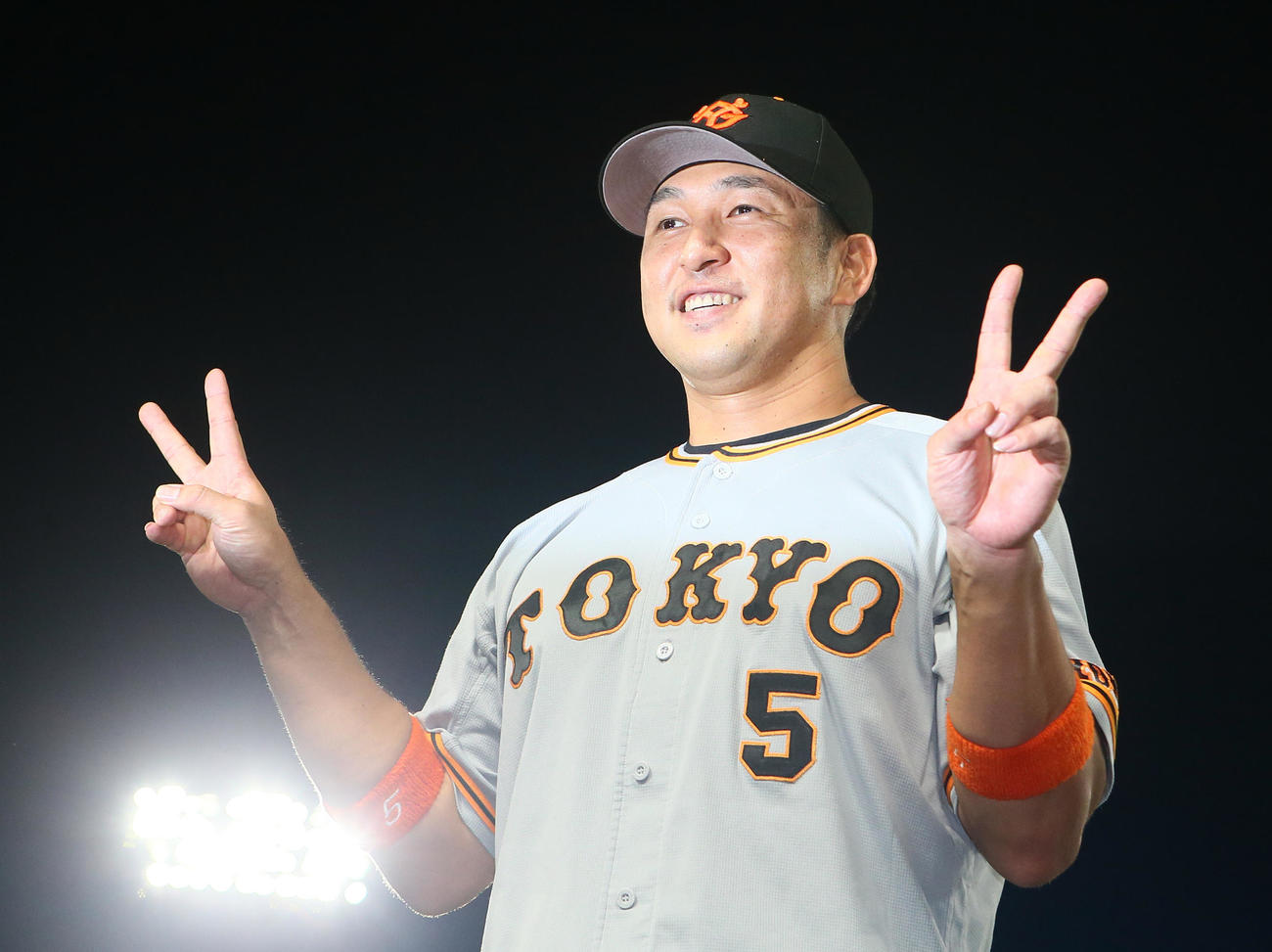 ヤクルト対巨人　2安打2打点の活躍を見せた巨人中島はWピーズで笑顔（撮影・足立雅史）