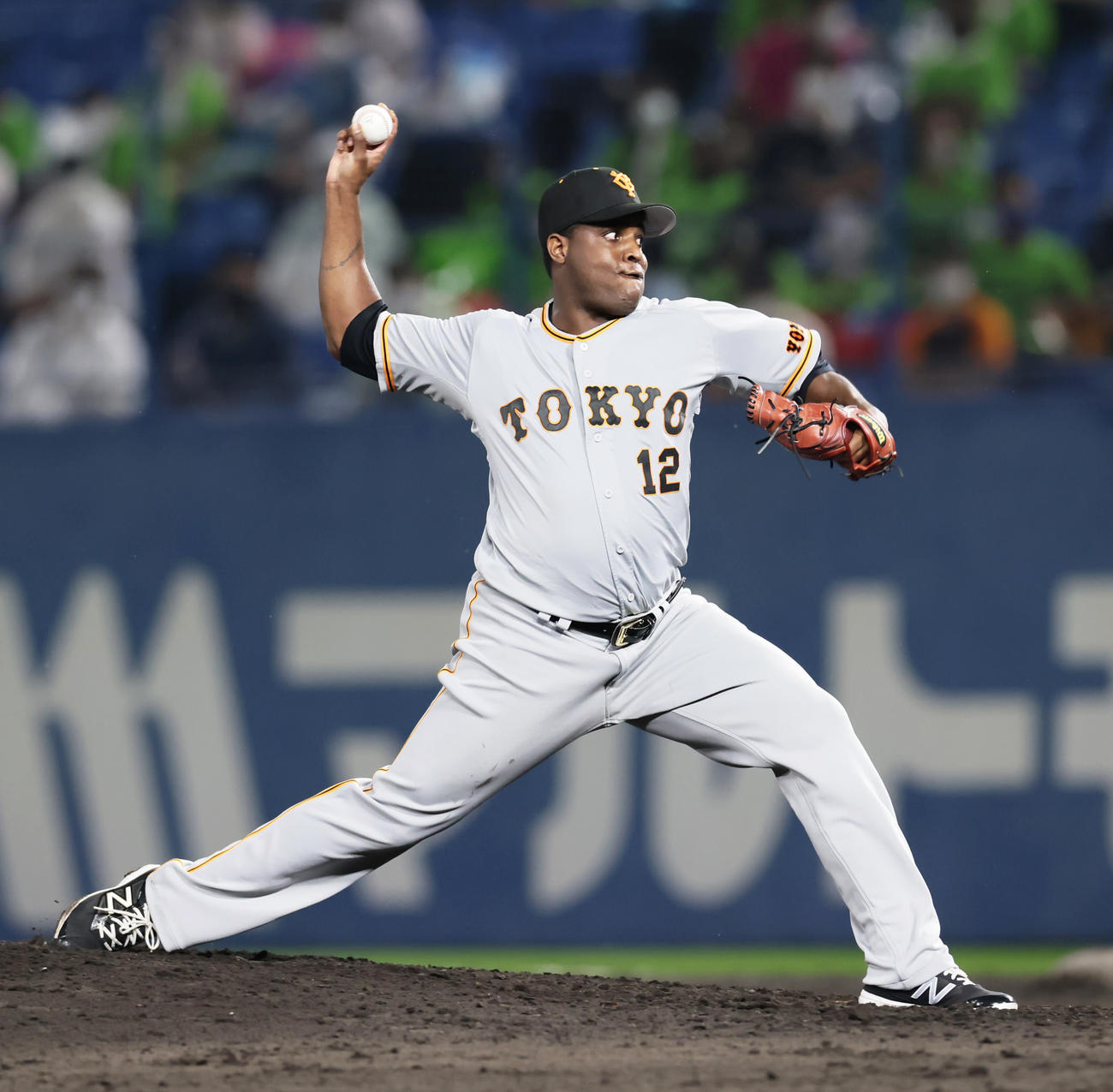 ヤクルト対巨人　巨人5番手のデラロサ（撮影・足立雅史）