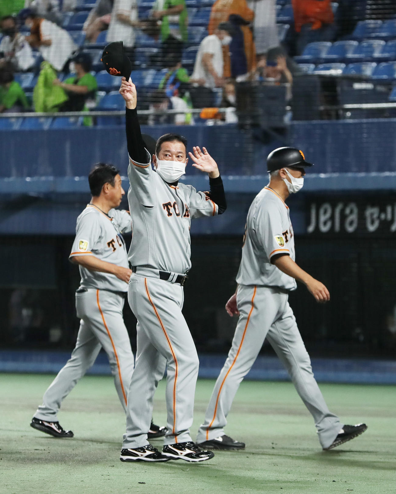 ヤクルト対巨人　勝利しスタンドに手を振って応える巨人原監督（中央）（撮影・足立雅史）