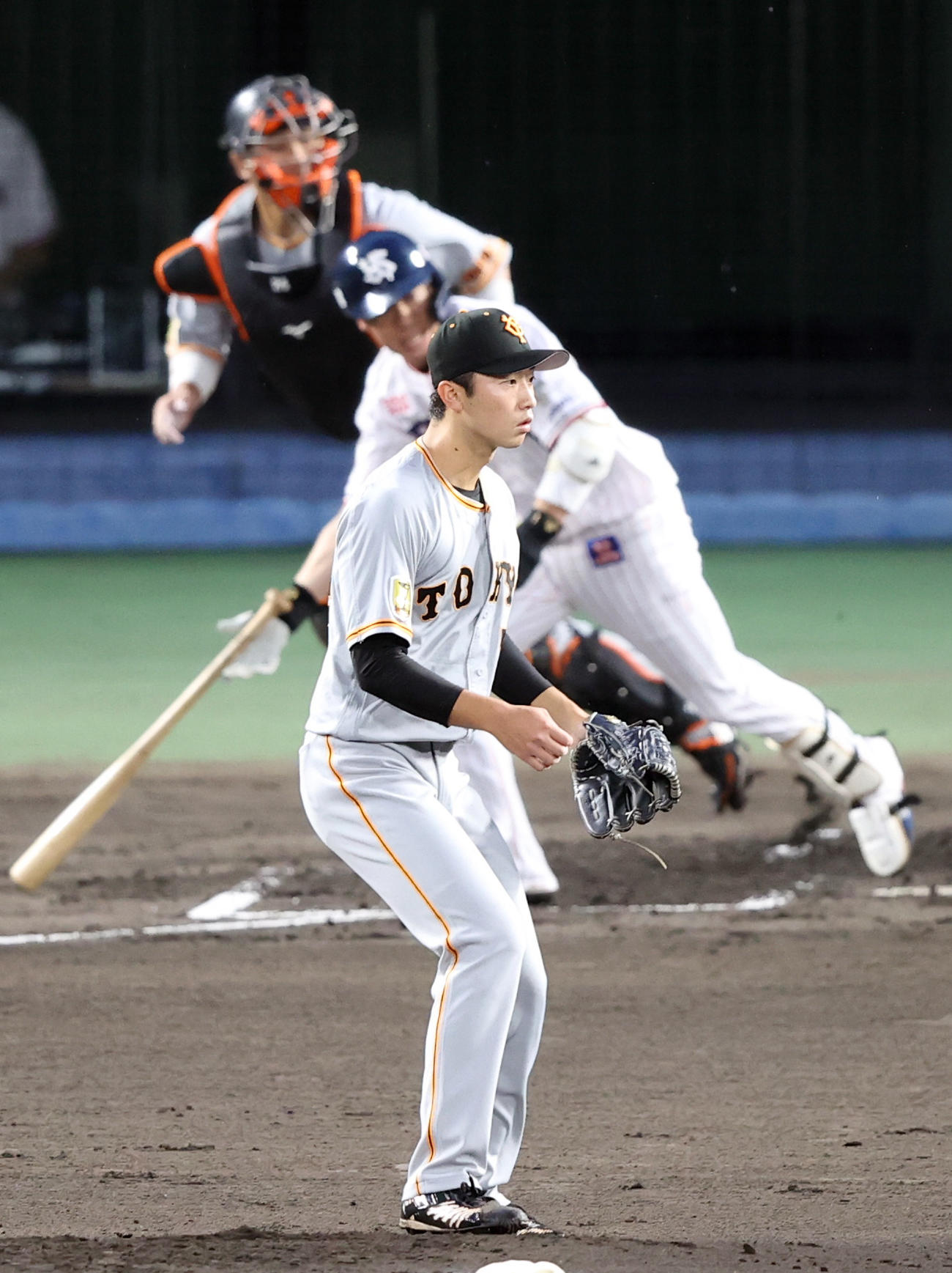 ヤクルト対巨人　1回裏ヤクルト1死一塁、山田を併殺打に打ち取る直江（撮影・狩俣裕三）