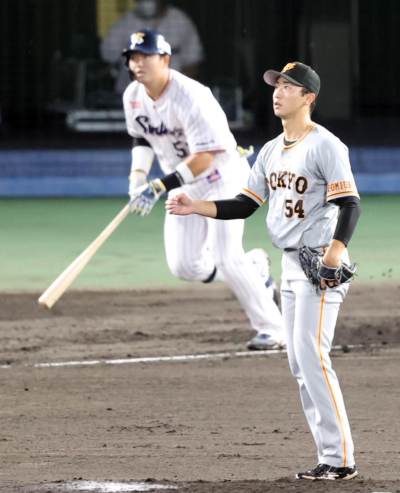 ヤクルト対巨人　2回裏ヤクルト無死、村上に先制ソロ本塁打を打たれる直江（撮影・狩俣裕三）