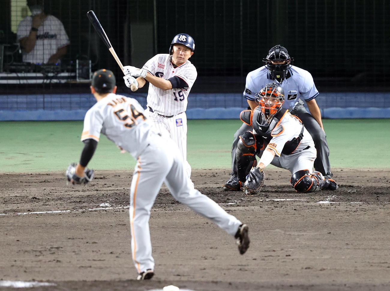 ヤクルト対巨人　2回裏ヤクルト2死一、二塁、適時打を放つ石川。投手直江（撮影・狩俣裕三）