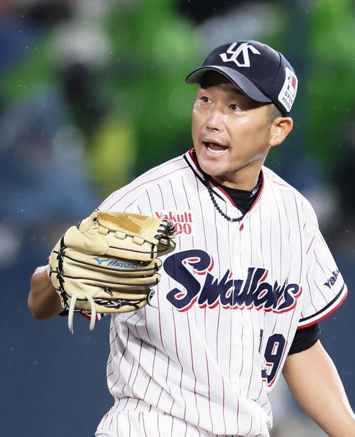 ヤクルト対巨人　5回表巨人2死、直江を遊ゴロに仕留めた石川（撮影・足立雅史）