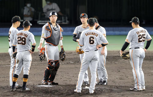 ヤクルト対巨人　5回裏途中、降板を告げられる直江（後方中央）（撮影・狩俣裕三）