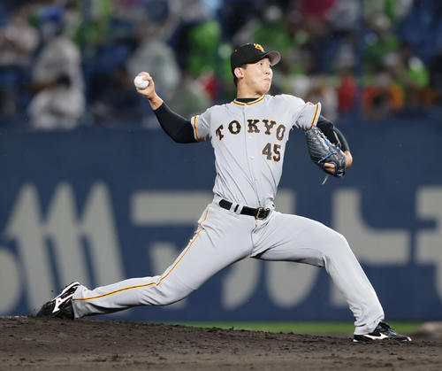 ヤクルト対巨人　巨人3番手の畠（撮影・足立雅史）