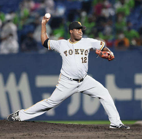 ヤクルト対巨人　巨人5番手のデラロサ（撮影・足立雅史）